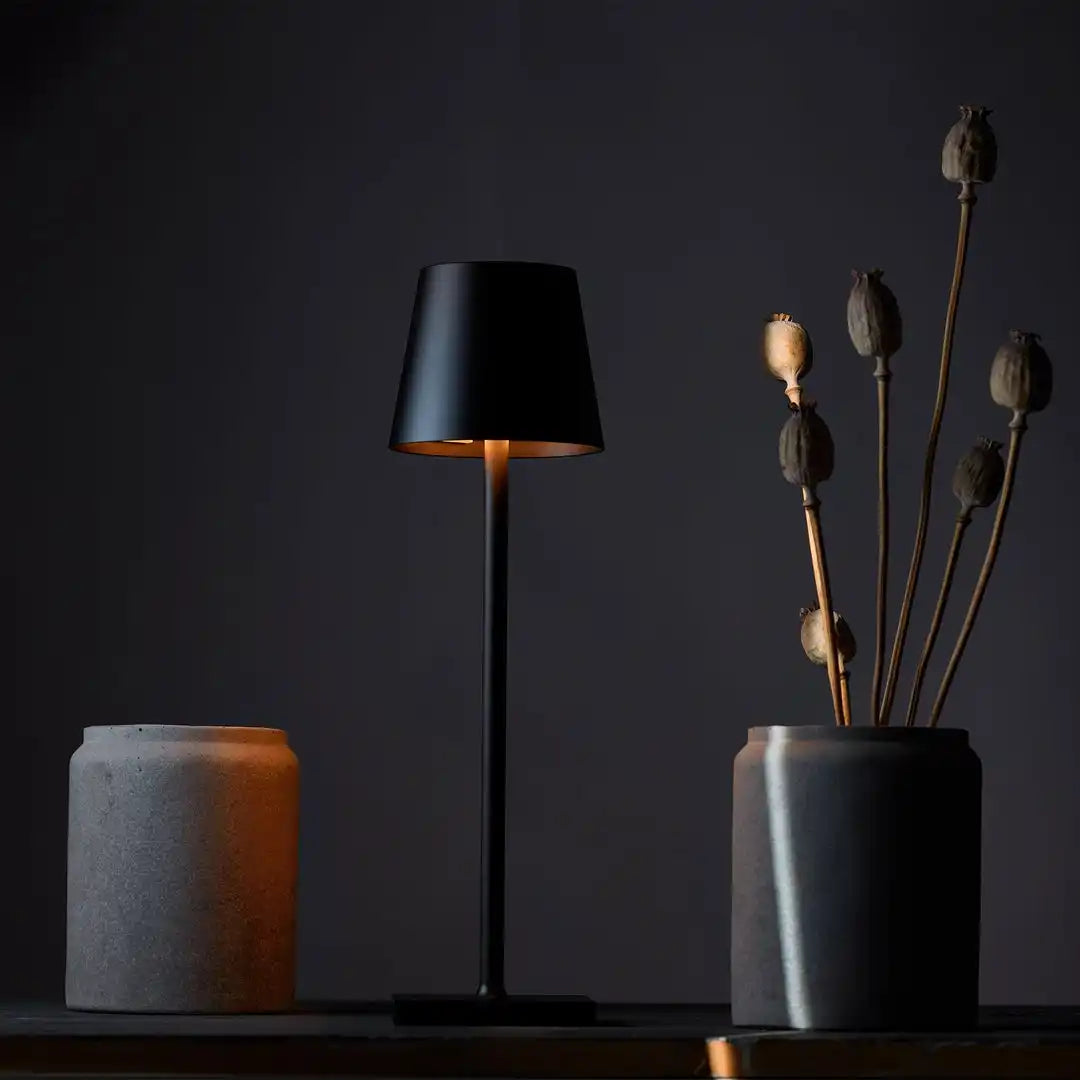 black-table-lamp-interior.webp