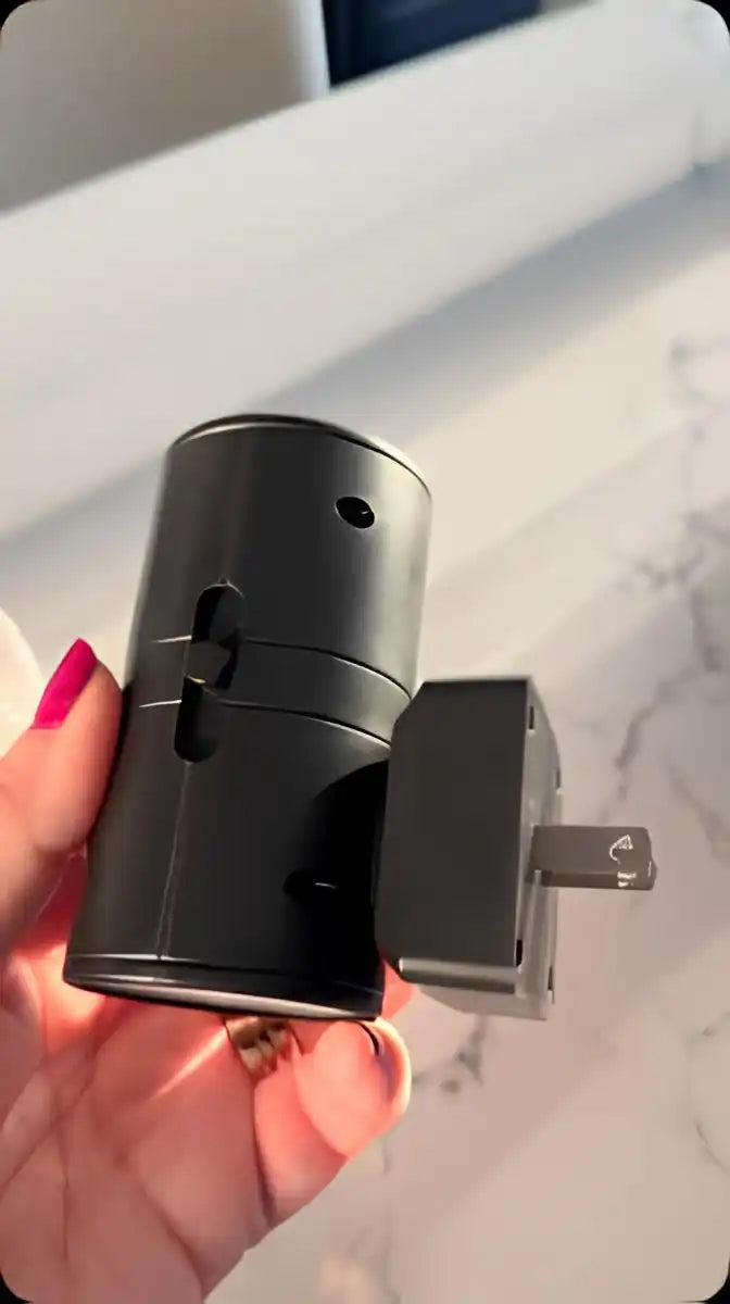 black-universal-travel-adapter-retractable-prongs-384.webp